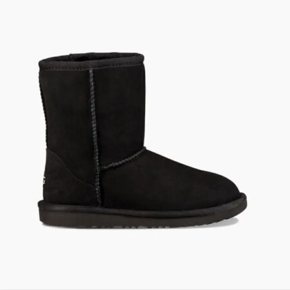UGG Kids Classic II Boots black size 5 (Youth)